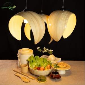 Lampe suspendue classique en bambou tissé à la main, écologique, inspirée des pétales naturels, pour cadeaux d'affaires - Product Image 1