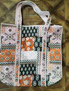Sac fourre-tout matelassé en patchwork fait main, écologique, en coton durable, pour le shopping et l'usage quotidien - Product Image 5