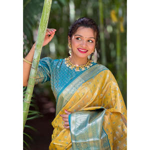 Vestidos de Noche de Seda Kanjivaram Amarilla con Tejido Zari Tradicional de Elite Weaves, con Elegante Trabajo Zari - Product Image 3