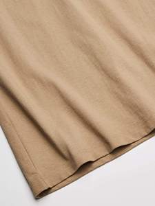 T-shirt ample et confortable avec épaules tombantes élégantes et tissu doux, parfait pour un look épuré et décontracté. - Product Image 2