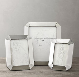 Cadre photo en métal élégant, idéal pour offrir à ses proches, avec une construction robuste et une finition magnifique et intemporelle. - Product Image 1