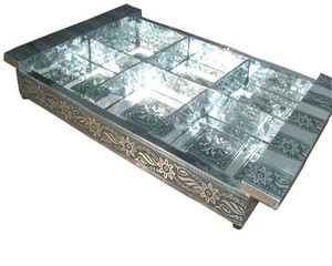 Caja de Latón Esmaltado Hecha a Mano con Diseño Floral, Bañada en Oro, Irregular, de Arte Coleccionable, Antigua, Souvenir Artesanal - Product Image 3