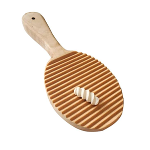 Planche à pâtes en bois au design antique avec surface rainurée pour la préparation des gnocchis, outil pour la pâtisserie - Product Image 3
