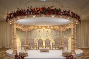 Mandap de Boda Profesional Moderno Dorado del Sur de la India, Diseño Ligero de Fibra de Vidrio para Bodas Tamilas Hindúes - Product Image 2