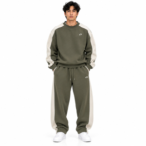 Conjunto de Sudadera y Pantalones Deportivos para Hombre, Verde Oliva, 2 Piezas, Cuello Redondo, Pantalones Anchos con Paneles Beige en Contraste, Corte Holgado, Estilo Urbano, OEM - Product Image 2