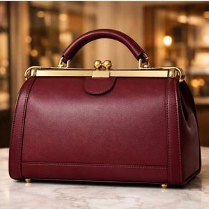 Ce sac à main marron avec poignée supérieure est similaire en style aux sacs proposés par bags. - Product Image 4