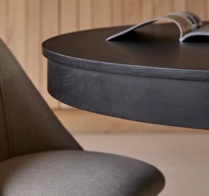 Juego de Mesa de Comedor Redonda Moderna de Madera de Teca Sólida con Acabado Negro y Base Cruzada con Sillas Tapizadas Contemporáneas - Product Image 5