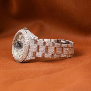Splendide montre analogique à quartz pour homme, en argent et moissanite, incrustée de diamants, boîtier de 28 mm, fermoir caché, style luxueux - Product Image 3