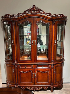 Vitrine demi-ronde Armand de style français, ornée de sculptures en bois et de panneaux en verre, pour une utilisation intérieure dans le salon. - Product Image 3