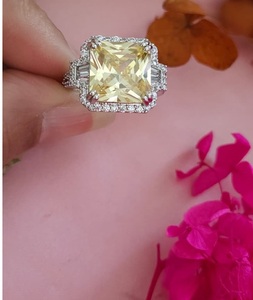 Hermoso Anillo de Dedo con Diamantes Americanos y Brillantes Piedras de Circonio para Mujeres y Niñas, Ideal para Bodas y Ocasiones Especiales - Product Image 3
