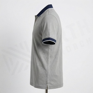 Polo pour homme à motif à pois gris, manches courtes, en coton tricoté, design décontracté et respirant, col et poignets à bordure marine - Product Image 3