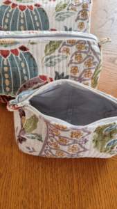 ชุดกระเป๋าเครื่องสำอางผ้าฝ้ายลายควิลท์ 3 ชิ้น, กระเป๋าใส่เครื่องสำอางลายดอกไม้, กระเป๋าใส่ของใช้ในห้องน้ำลายสวนอังกฤษ (ชุด 3 ชิ้น) - Product Image 2