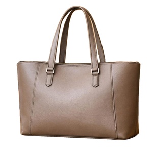 Basado en artículos similares de los resultados de la búsqueda, se trata de un bolso tote minimalista similar a los modelos de Insignia o a los bolsos. - Product Image 1