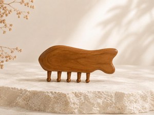 Peigne de massage en bois en forme de poisson de haute qualité, démêloir à dents massantes avec logo personnalisé pour salon de beauté et barbier - Product Image 3