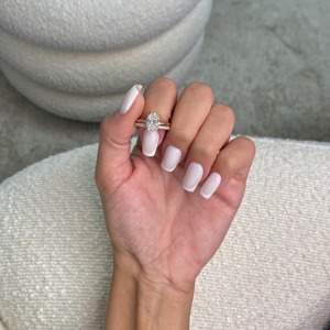 Anillo de Compromiso Solitario con Diamante Cultivado en Laboratorio de Corte Ovalado de 2.20 Quilates, Certificado por IGI, D-VVS2, con Anillo de Boda a Juego - Product Image 3