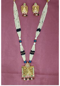 Elegante Conjunto de Collar Largo con Cuentas Plateadas y Perlas Azules y Blancas, Colgante Cuadrado Tradicional Chapado en Oro y Pendientes a Juego - Product Image 3