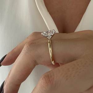 Anillo Solitario con Diamante Cultivado en Laboratorio de 3 Quilates, Corte Radiante Alargado, E VVS2, Anillo de Compromiso de Dos Tonos, Oro Amarillo de 14k, Certificado IGI - Product Image 2