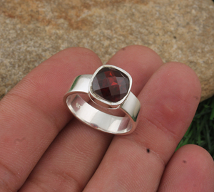Bague en grenat rouge naturel, argent sterling 925, coupe ovale, pierre précieuse du Mozambique, cadeau de mariage ou de fiançailles - Product Image 4