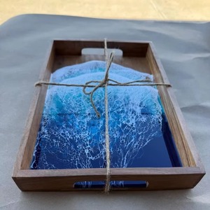 Plateau de service en bois éco-responsable fait main moderne avec plaque décorative en résine pour la restauration et les cadeaux UO INDIA - Product Image 1