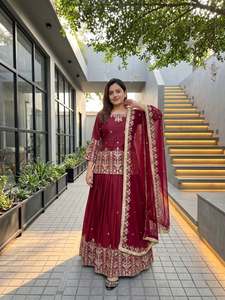 Ensemble prêt-à-porter avec haut brodé de sequins et de miroirs faits main, et bas de lehenga richement orné et dupatta. - Product Image 2