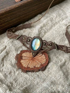 Collar clásico de macramé marrón hecho a mano con cuentas de jade y piedras curativas ajustables. - Product Image 3