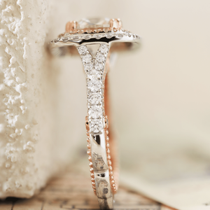 Bague en or véritable avec diamant de laboratoire de 2,5 carats, fabriquée à la main, style antique boutique, double halo Evelina, bande Waverly artisanale - Product Image 4