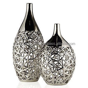 Vase à fleurs décoratif en métal pour l'intérieur moderne de la maison, avec une forme élégante et une texture métallique de qualité supérieure - Product Image 1