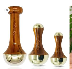 Outil de massage artisanal pour spa, baguette de guérison holistique, outil de massage Kansa, masseur facial à manche en bois, baguette de bien-être ayurvédique - Product Image 3