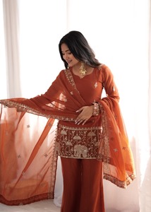 Conjunto de Kurta, Pantalón y Dupatta Royal Crunchy Silk con Bordado de Seda y Lentejuelas Jari - Product Image 3
