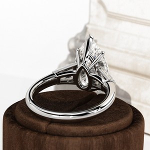 Anillo de Oro de 14k/18k con 3 Diamantes Cultivados en Laboratorio, Diseño Elegante, Forma de Pera, Baguettes Cónicos, Anillo Triada, Anillo de Lujo para Mujer - Product Image 4
