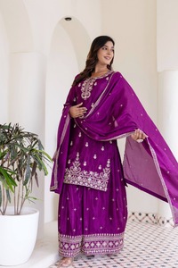 Conjunto de Kurti Sharara Étnico de 3 Piezas para Mujer al por Mayor con Trabajo de Espejos, Diseño de Seda y Chifón para Fiestas - Product Image 5