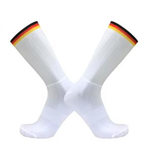 Chaussettes courtes pour hommes, blanches, en polyester tricoté, respirantes, pour le sport, couleur unie, style classique, avec revers rembourré, personnalisables - Product Image 1
