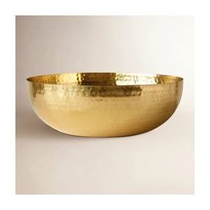 Bol décoratif en métal fait main avec texture martelée, finition dorée, design glamour pour le service alimentaire, les cadeaux et la décoration. - Product Image 4