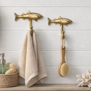 Gancho de pared con forma de pez dorado, colgador de pared decorativo de metal para colgar toallas, llaves, bolsos y decoración de baño y hogar de estilo náutico - Product Image 1