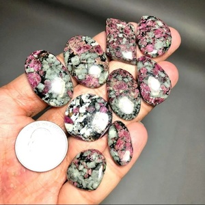 Magnifique pierre précieuse d'eudialyte naturelle non traitée, polie, à haute brillance, en forme de cabochon, pour bijoux délicats en argent sterling. - Product Image 2