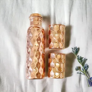 Bouteille d'eau en cuivre pur de designer avec finition gaufrée diamant pour une eau détoxifiante, un style de vie sain, le sport, la remise en forme et le yoga - Product Image 2
