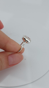 แหวนเพชรทรงคุชชั่น 4 กะรัต เพาะเลี้ยงในห้องปฏิบัติการ ตัวเรือนทองคำแท้ 18K แบบหนามเตย คลาสสิกสำหรับผู้หญิง ได้รับการรับรองจาก GIA - Product Image 2