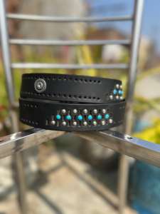 Ceinture en cuir de vachette vintage cloutée, artisanale et haut de gamme, avec design à poils apparents, boucle à ardillon en acier robuste et largeur de 1 à 1,5 pouce - Product Image 2