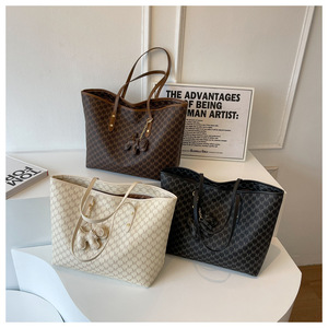 Sac fourre-tout en PU avec pendentif dessin animé simple, sac à bandoulière de luxe grande capacité pour femme, idéal pour les affaires - Product Image 1