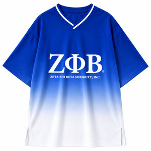 เสื้อยืดโอเวอร์ไซส์สีไล่ระดับน้ำเงินขาว คอวี แขนสั้น พิมพ์ลายตัวอักษรกรีก สำหรับสตรีชมรมเซต้า ฟิ เบต้า - Product Image 3