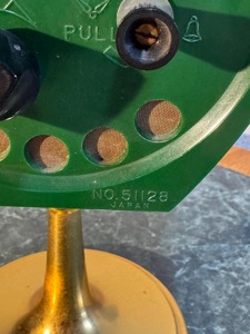 Nuevo Reloj de Escritorio Poligonal Verde con Movimiento de Cuarzo, Función de Alarma, Diseño Tradicional y Base de Latón - Product Image 3