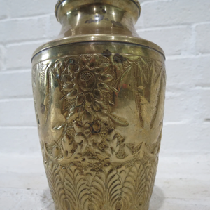 Maceta Decorativa de Metal en Oferta para Arreglos Florales Frescos y Proyectos de Mejora de Interiores Contemporáneos - Product Image 6