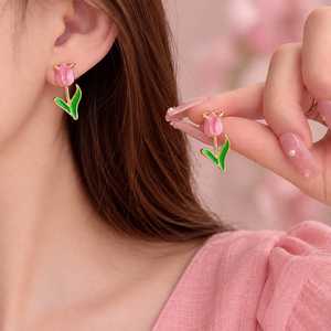 Boucles d'oreilles pendantes en émail en forme de fleur de tulipe rose, boucles d'oreilles florales dorées - Product Image 4