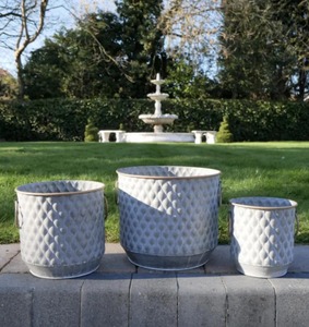 Jardinière artistique en métal avec forme géométrique pour plantes succulentes et décoration intérieure contemporaine - Product Image 2