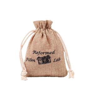 Sac de rangement en jute naturel fait main avec un design élégant pour l'organisation moderne de la maison - Product Image 1