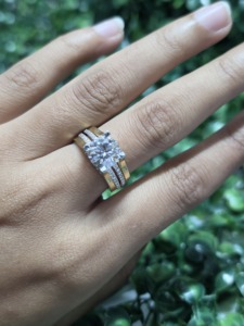 Bague de fiançailles et d'anniversaire de luxe en or jaune 14K plaqué rhodium avec halo double et diamant de laboratoire de 3,03 carats - Product Image 5