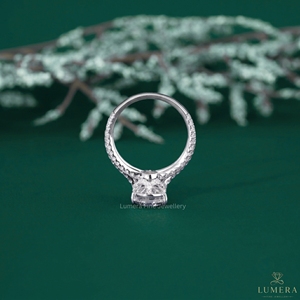 Bague de fiançailles pour femme avec diamant taille poire, halo et pierres latérales, style romantique, certifiée IGI - Product Image 4