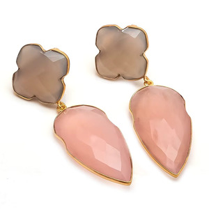 Boucles d'oreilles pendantes plaquées or tendance rose poudré, bijoux trèfle taupe, goutte d'eau dorée, élégantes, modernes, unisexes, cadeau - Product Image 2
