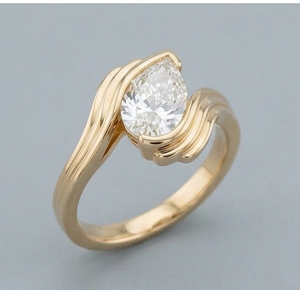 แหวนหมั้นผู้หญิงทรงลูกแพร์ 2.00 กะรัต ตัวเรือนทองคำแท้ 14K ประดับเพชรแล็บโกรว์ ฝังแบบ Bezel Setting ได้รับการรับรองจาก IGI สไตล์โรแมนติก - Product Image 3