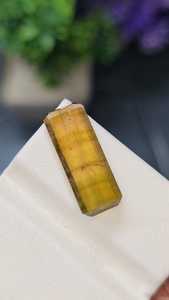 พลอยแทนซาไนต์ธรรมชาติสองสี รูปทรงแปดเหลี่ยมยาว สีเหลืองเขียวพีช ของ Zubeda Gems พร้อมใบรับรองจากผู้เชี่ยวชาญที่ไม่ใช่ฝ่ายใด สามารถเปลี่ยนสีได้ - Product Image 1